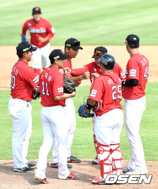 승리를 거둔 SSG 선수들이 인사를 나누고 있다. 2021.06.25 / dreamer@osen.co.kr