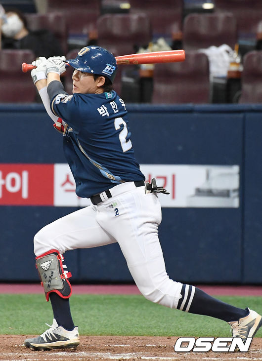 21일 오후 서울 고척스카이돔에서 ‘2021 신한은행 SOL KBO 리그’ 키움 히어로즈와 NC 다이노스의 경기가 열렸다.4회초 무사 NC 박민우가 2루타를 때려내고 있다. /youngrae@osen.co.kr
