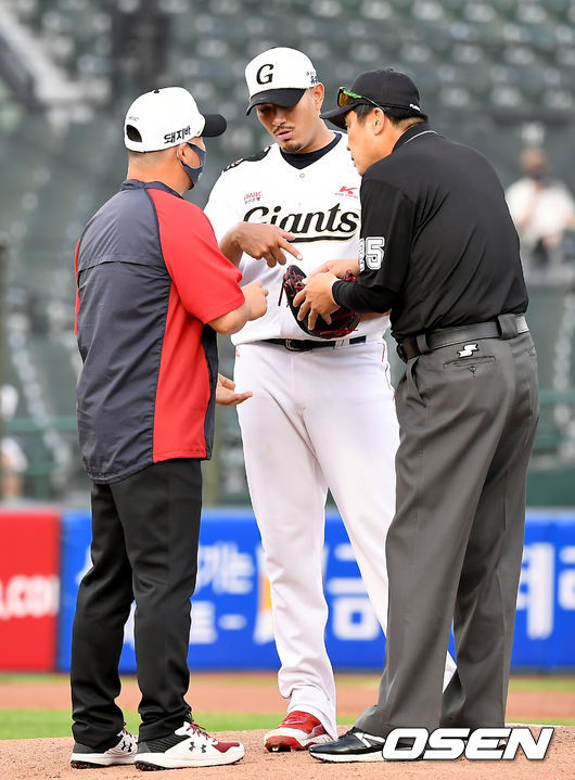 24일 오후 부산 사직야구장에서 ‘2021 신한은행 SOL KBO리그’ 롯데 자이언츠와 NC 다이노스의 경기가 열렸다.2회초 NC 이동욱 감독의 요청에 따라 박기택 주심이 롯데 선발 프랑코의 글러브를 확인하고 있다. 2021.06.24 /ksl0919@osen.co.kr