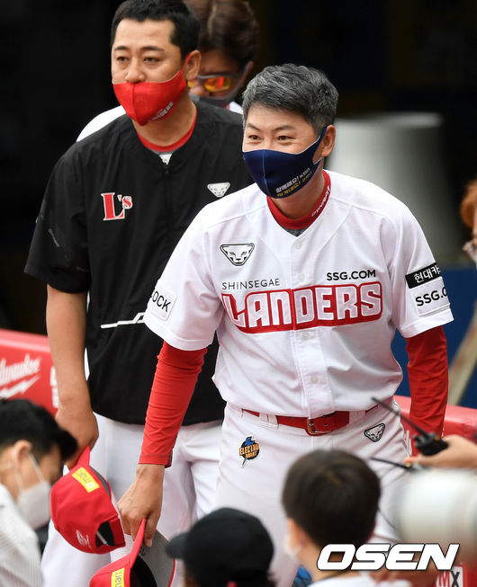 경기에 앞서 SSG 김원형 감독이 LG 류지현 감독과 인사를 나누고 있다. 2021.06.23 /sunday@osen.co.kr