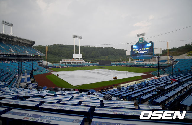 25일 오후 대구 삼성라이온즈파크에서 ‘2021 신한은행 SOL KBO리그’ 삼성 라이온즈와 LG 트윈스의 경기가 열렸다.경기 시작에 앞서 내리는 비로 경기개시가 지연되고 있다. 2021.06.25 /ksl0919@osen.co.kr