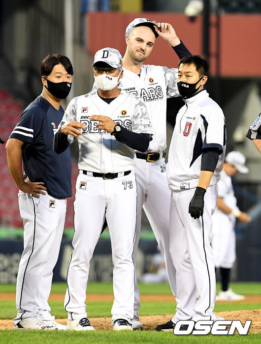 5회초 무사 2,3루에서 두산 정재훈 코치가 마운드에 올라 로켓을 교체하고 있다. 2021.06.23 /jpnews@osen.co.kr