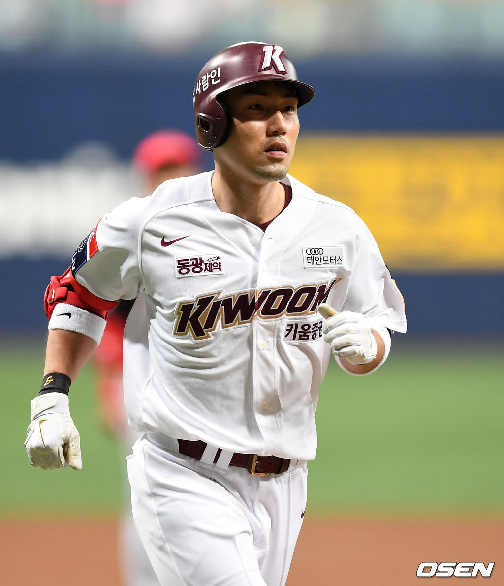 25일 오후 서울 고척스카이돔에서 ’2021 신한은행 SOL KBO 리그' 키움 히어로즈와 KIA 타이거즈의 경기가 열렸다.1회말 무사에서 키움 서건창이 우월 솔로 홈런을 치고 그라운드를 돌고 있다. 2021.06.25 /sunday@osen.co.kr