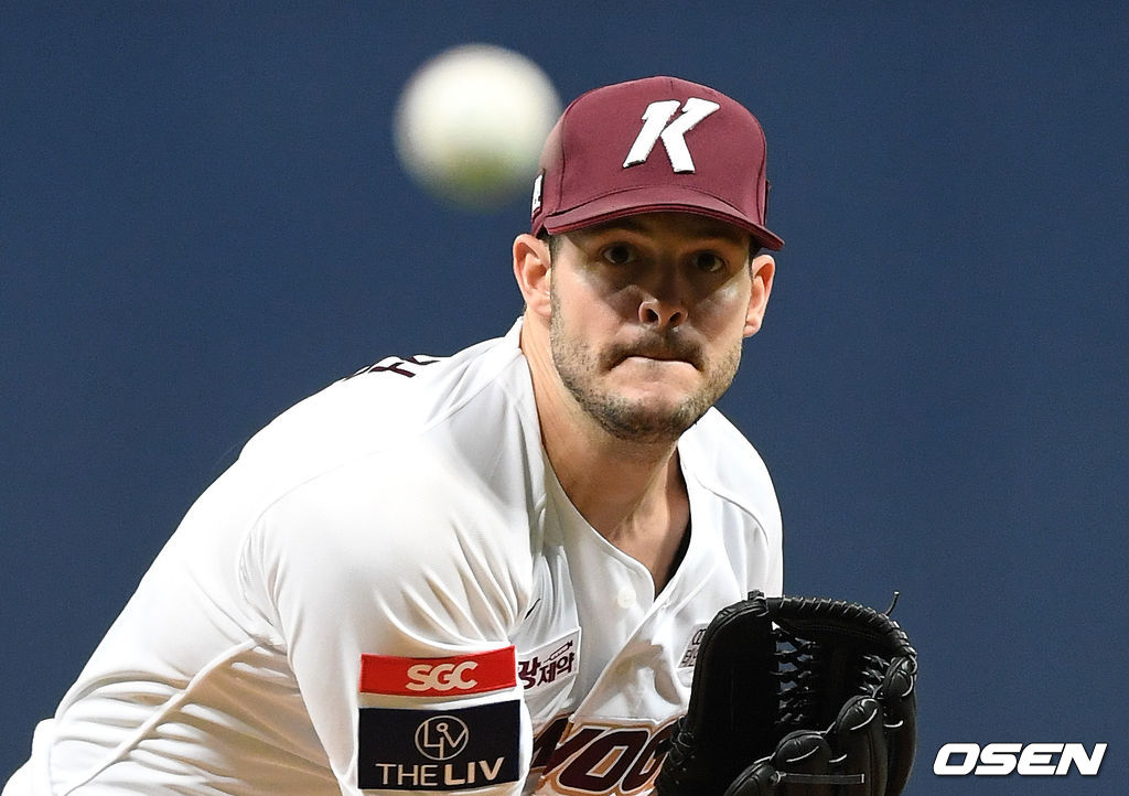 25일 오후 서울 고척스카이돔에서 ’2021 신한은행 SOL KBO 리그' 키움 히어로즈와 KIA 타이거즈의 경기가 열렸다.1회초 무사에서 키움 선발투수 브리검이 역투하고 있다. 2021.06.25 /sunday@osen.co.kr