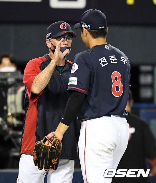 경기를 마치고 롯데 서튼 감독이 전준우와 승리를 기뻐하고 있다. 2021.06.25 /jpnews@osen.co.kr