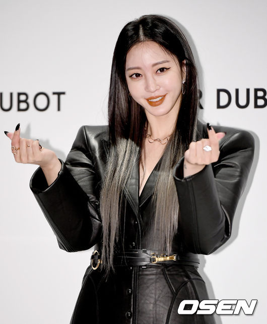 24일 오후 서울 중구 레스케이프 호텔에서 주얼리 브랜드의 테마 팝업룸과 패키지 론칭 행사가 진행됐다.배우 한예슬이 취재진을 향해 포즈를 취하고 있다./ ksl0919@osen.co.kr