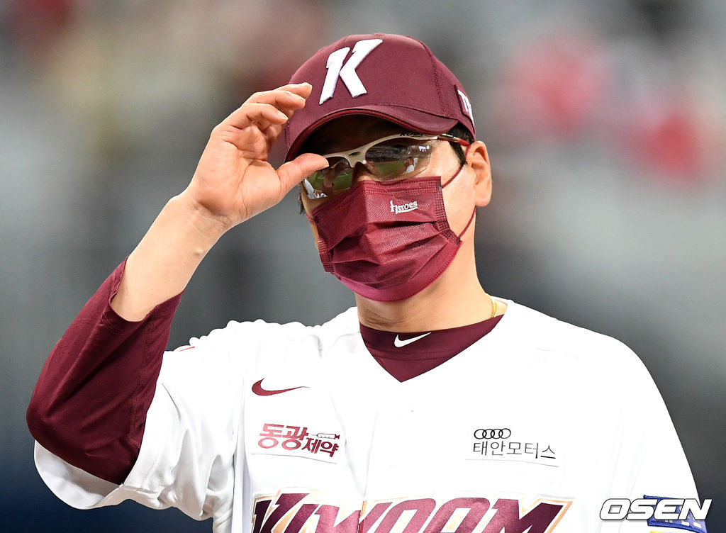 6위 두산을 1게임차로 추격중이던 키움은 이날 두산이 패하면서 두산과 승차 없는 6위로 올라섰다. 키움은 34승 35패, 두산은 33승 34패를 기록중이다.경기 종료 후 키움 홍원기 감독이 관중석을 향해 인사를 하고 있다. 2021.06.25 /sunday@osen.co.kr