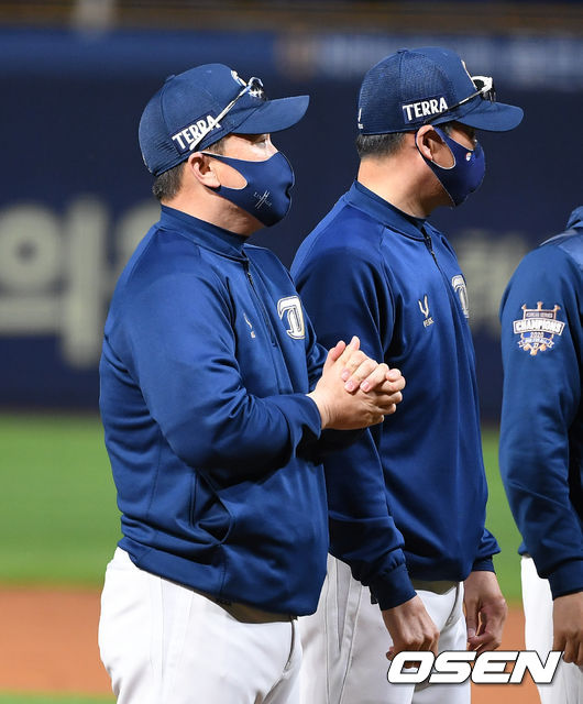 NC는 14일 창원 NC파크에서 열린 ‘2021 신한은행 SOL KBO리그' 정규시즌 KIA 타이거즈와의 경기에서 5-2로 승리를 거뒀다. 이로써 NC는 4연승을 달리며 19승15패를 마크했다. KIA는 15승19패에 머물렀다.경기 종료 후 NC 이동욱 감독이 관중석을 향해 인사를 하고 있다. /sunday@osen.co.kr