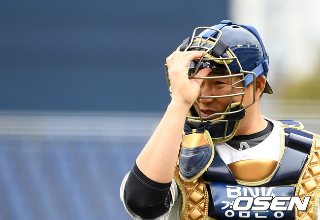 1회초 NC 양의지가 경기를 준비하고 있다. /jpnews@osen.co.kr