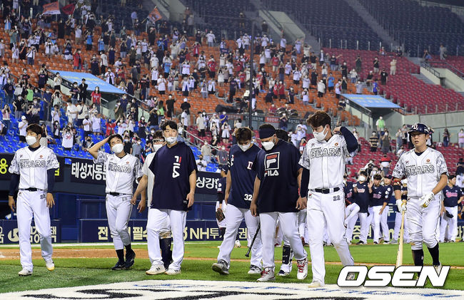 경기를 마치고 두산 선수들이 패배를 아쉬워하고 있다. 2021.06.25 /jpnews@osen.co.kr
