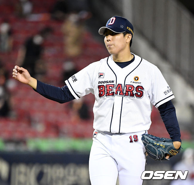 9회초 2사 만루에서 두산 김민규가 한화 허관회를 삼진 처리하며 경기를 마무리 짓고 있다. /jpnews@osen.co.kr
