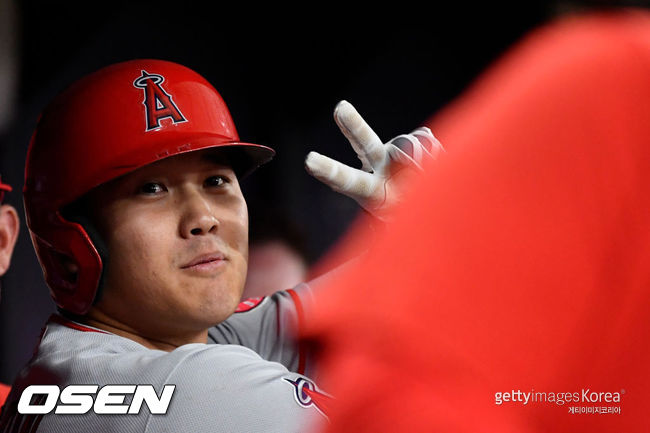[사진] LA 에인절스의 오타니 쇼헤이가 26일(한국시간) 벌어진 탬파베이와의 원정 경기 1회서 선두타자 홈런을 친 뒤 'V'자를 그리며 좋아하고 있다.ⓒGettyimages(무단전재 및 재배포 금지)