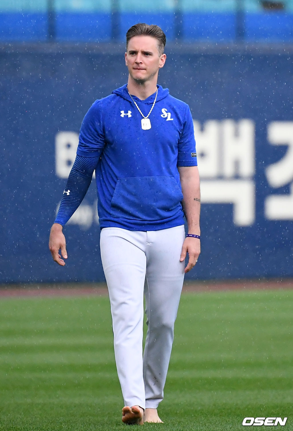 25일 오후 대구 삼성라이온즈파크에서 열릴 예정이던 ‘2021 신한은행 SOL KBO리그’ 삼성 라이온즈와 LG 트윈스의 경기가 폭우로 취소됐다. 맨발의 뷰캐넌. 2021.06.25 /ksl0919@osen.co.kr