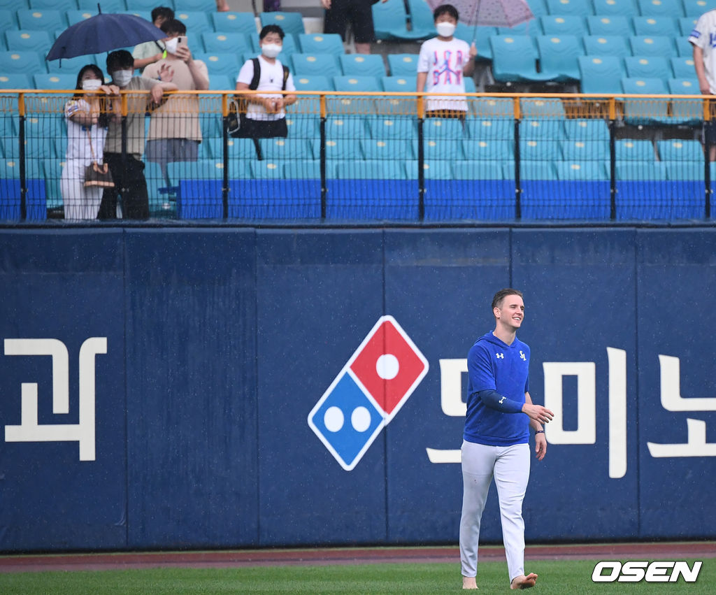 25일 오후 대구 삼성라이온즈파크에서 열릴 예정이던 ‘2021 신한은행 SOL KBO리그’ 삼성 라이온즈와 LG 트윈스의 경기가 폭우로 취소됐다. 경기 종료 후 삼성 뷰캐넌이 경기장을 찾은 관중들과 소통을 하고 있다. 2021.06.25 /ksl0919@osen.co.kr