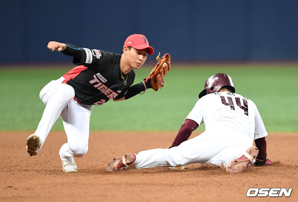 5회말 2사 1루에서 키움 1루주자 김휘집이 데뷔 첫 도루에 성공하고 있다. 2021.06.25 /sunday@osen.co.kr