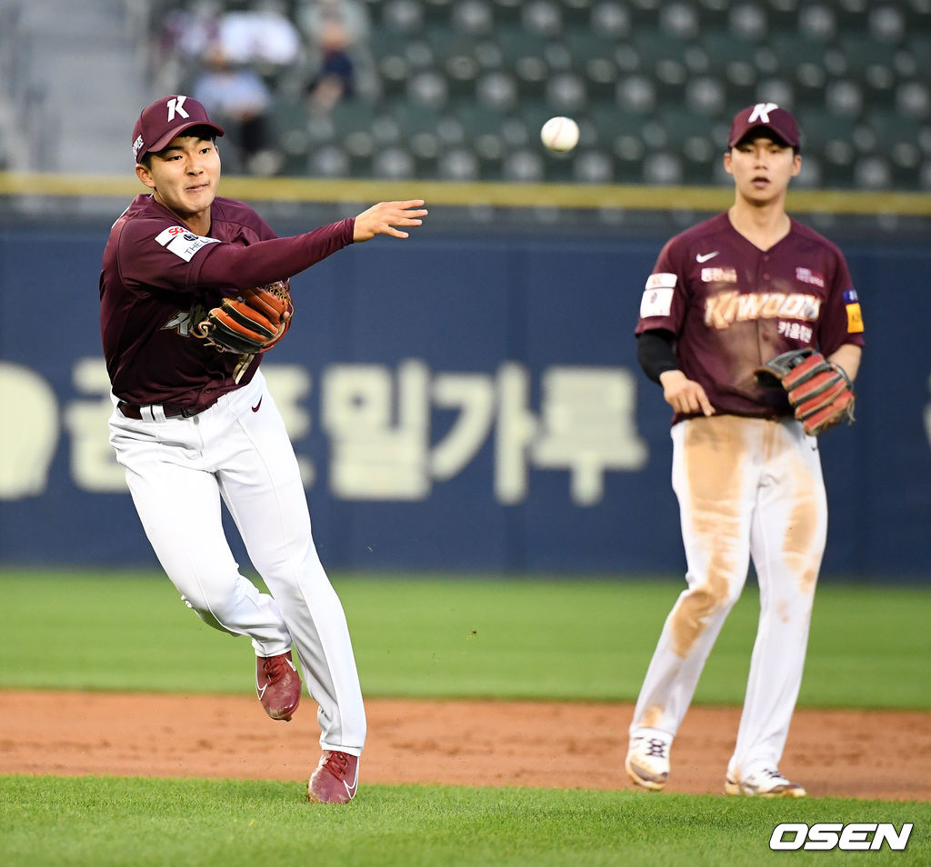 4회말 2사에서 키움 김휘집이 두산 양석환을 3루땅볼을 잡아 1루로 송구하고 있다. 2021.06.23 /jpnews@osen.co.kr