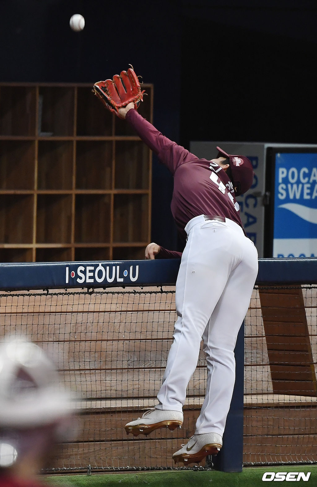 키움 히어로즈 청배전, 1회말 무사 김휘집이 서건창의 파울 타구를 잡으려다 놓치고 있다. 21.03.08 /youngrae@osen.co.kr 