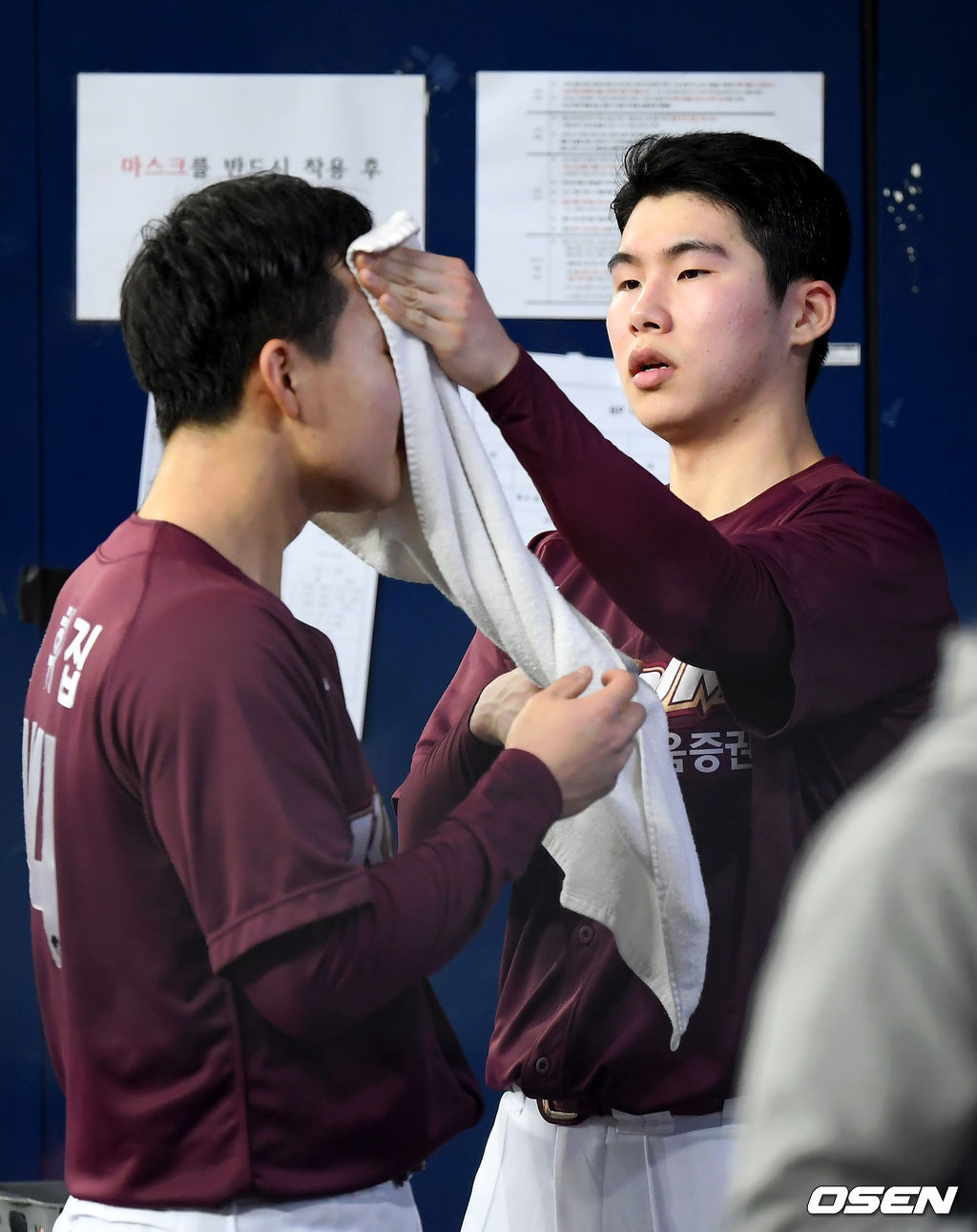 키움 김혜성이 김휘집의 땀을 닦아주고 있다. 21.02.11 /cej@osen.co.kr