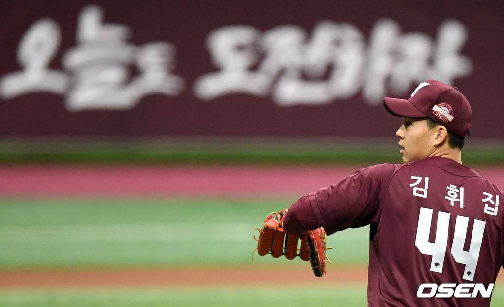 김휘집이 캐치볼로 몸을 풀고 있다. 21.02.07 /jpnews@osen.co.kr