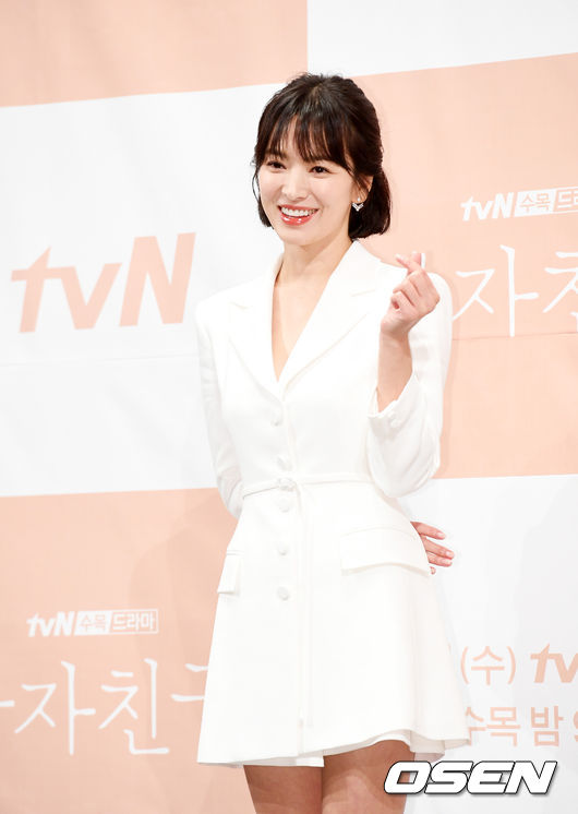 21일 오후 서울 논현동 임피리얼팰리스에서 tvN 수목드라마 '남자친구' 제작발표회가 열렸다. 송혜교가 포토타임을 하고 있다. /jpnews@osen.co.kr