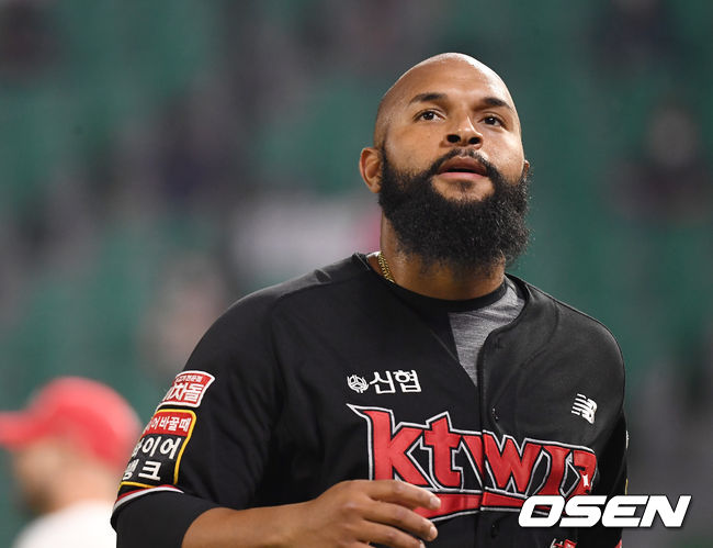 KT 알몬테가 황재균의 안타때 3루 오버런으로 아웃당한 뒤 아쉬워하고 있다. 2021.06.09/youngrae@osen.co.kr