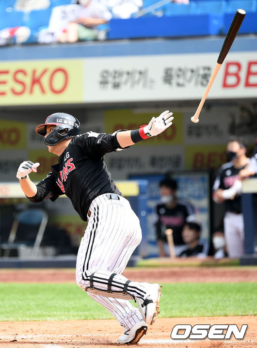 26일 오후 대구 삼성라이온즈파크에서 ‘2021 신한은행 SOL KBO리그’ 삼성 라이온즈와 LG 트윈스의 더블헤더 1차전 경기가 열렸다.2회초 2사 1루 LG 김민성이 선취 1타점 적시 2루타를 날리고 있다.  2021.06.26 /ksl0919@osen.co.kr