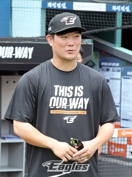 [사진] 한화 이성곤이 선수단과 상견례를 하고 있다. /한화 이글스 제공