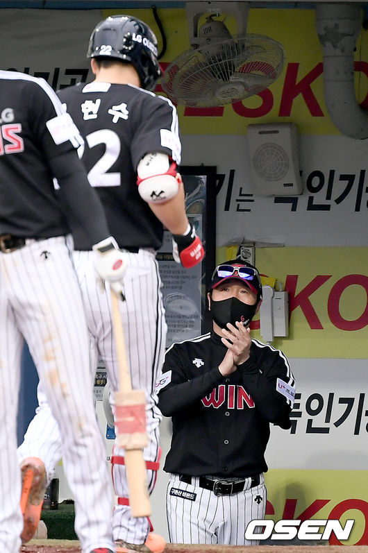 26일 오후 대구 삼성라이온즈파크에서 ‘2021 신한은행 SOL KBO리그’ 삼성 라이온즈와 LG 트윈스의 더블헤더 1차전 경기가 열렸다.7회초 무사 1루 LG 김현수가 2점 홈런을 날린 뒤 류지현 감독과 기쁨을 나누고 있다. 2021.06.26 /ksl0919@osen.co.kr