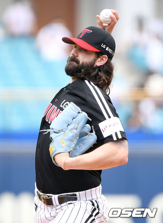 26일 오후 대구 삼성라이온즈파크에서 ‘2021 신한은행 SOL KBO리그’ 삼성 라이온즈와 LG 트윈스의 더블헤더 1차전 경기가 열렸다.1회말 LG 선발 켈리가 마운드에 올라 힘차게 공을 뿌리고 있다.  2021.06.26 /ksl0919@osen.co.kr