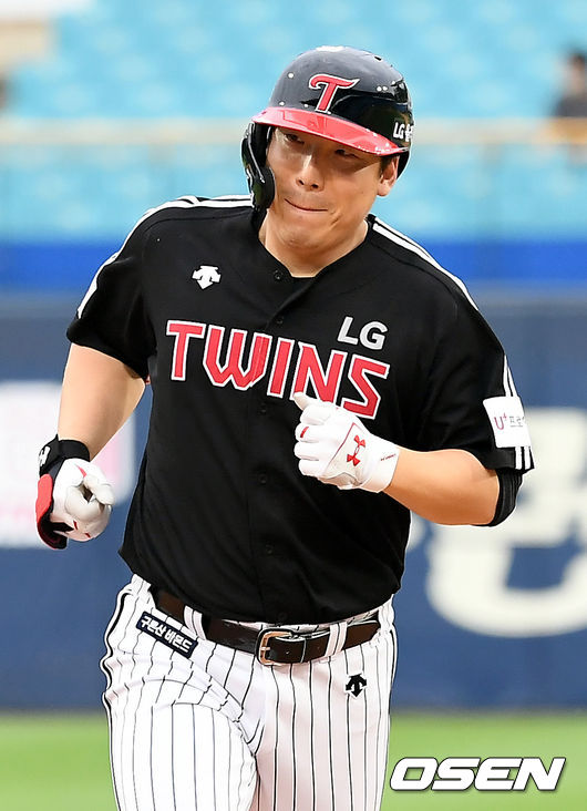 26일 오후 대구 삼성라이온즈파크에서 ‘2021 신한은행 SOL KBO리그’ 삼성 라이온즈와 LG 트윈스의 더블헤더 1차전 경기가 열렸다.7회초 무사 1루 LG 김현수가 2점 홈런을 날린 뒤 그라운드를 돌고 있다. 2021.06.26 /ksl0919@osen.co.kr