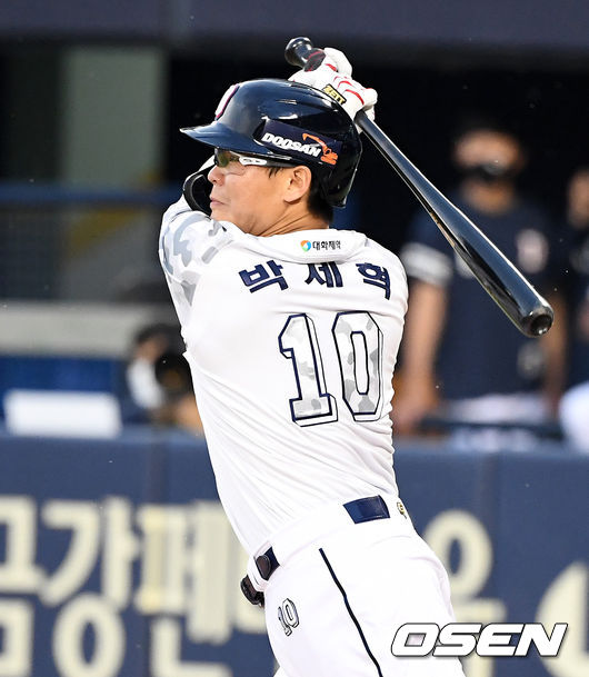 1회말 1사 2,3루에서 두산 박세혁이 2타점 좌중간 적시타를 날리고 있다. 2021.06.22 /jpnews@osen.co.kr