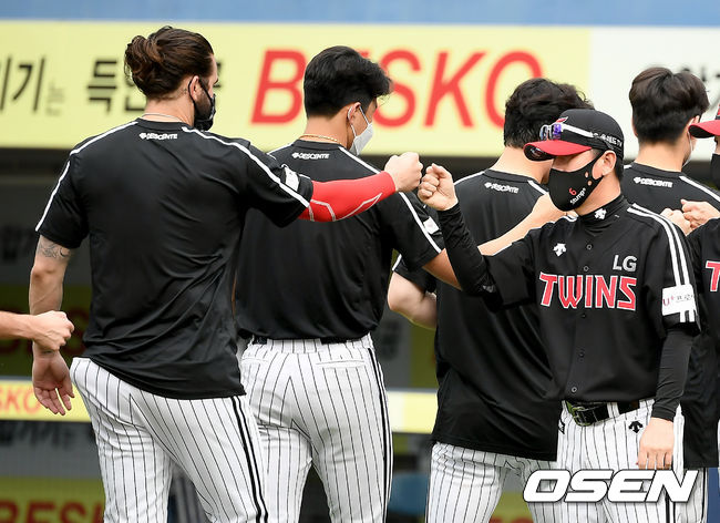 LG가 40승에 선착하며 단독 선두로 올라섰다. LG는 26일 대구삼성라이온즈파크에서 열린 삼성과의 더블헤더 1차전에서 10-5로 승리했다.승리가 확정된 순간 LG 류지현 감독과 켈리가 기쁨을 나누고 있다. 2021.06.26 /ksl0919@osen.co.kr