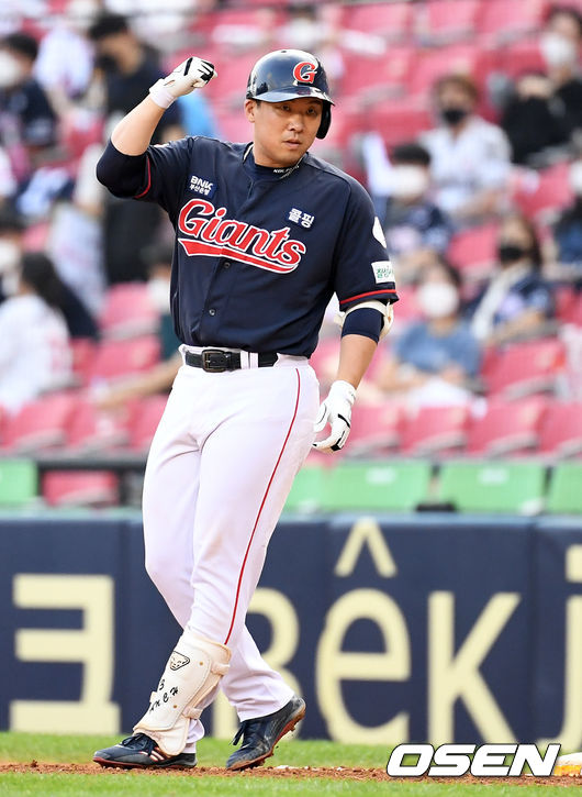 4회초 1사 1,3루에서 롯데 안치홍이 1타점 우중간 적시타를 날리고 기뻐하고 있다. 2021.06.26 /jpnews@osen.co.kr