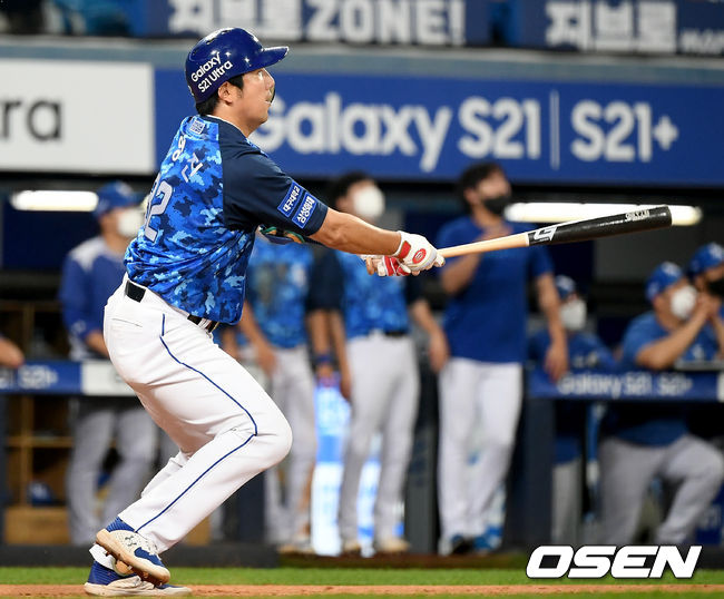 26일 오후 대구 삼성라이온즈파크에서 ‘2021 신한은행 SOL KBO리그’ 삼성 라이온즈와 LG 트윈스의 더블헤더 2차전 경기가 열렸다.5회말 2사 1, 2루 삼성 최영진이 역전 3점 홈런을 날리고 있다. 2021.06.26 /ksl0919@osen.co.kr