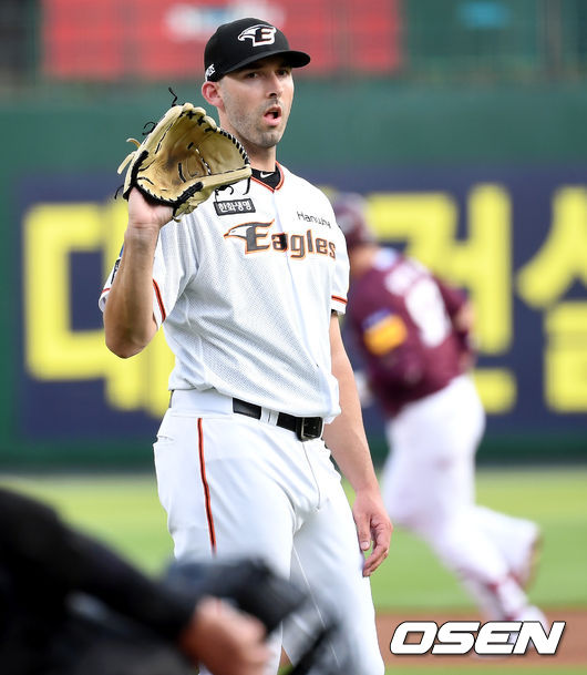 한화 선발 카펜터가 홈런을 허용한 뒤 아쉬워하고 있다. 2021.06.09 /cej@osen.co.kr