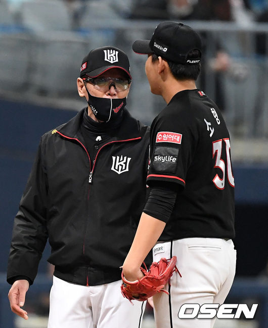 KT 이강철 감독이 투수 소형준을 격려하고 있다./sunday@osen.co.kr