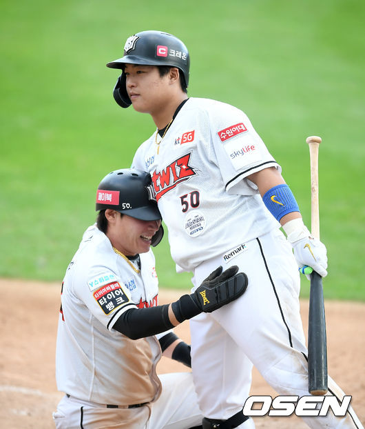 KT 송민섭과 강백호(오른쪽)가 기쁨을 나누고 있다./ksl0919@osne.co.kr