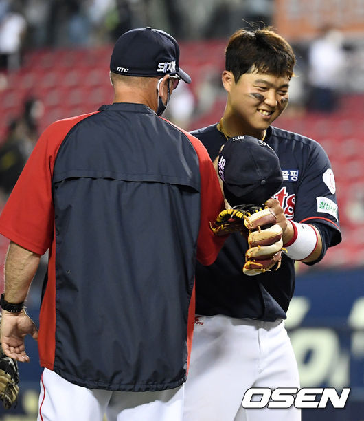경기를 마치고 롯데 한동희가 서튼 감독과 승리를 기뻐하고 있다. 2021.06.26 /jpnews@osen.co.kr