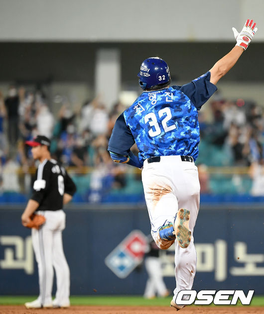 26일 오후 대구 삼성라이온즈파크에서 ‘2021 신한은행 SOL KBO리그’ 삼성 라이온즈와 LG 트윈스의 더블헤더 2차전 경기가 열렸다.5회말 2사 1, 2루 삼성 최영진이 역전 3점 홈런을 날린 뒤 그라운드를 돌며 세레모니를 하고 있다. 2021.06.26 /ksl0919@osen.co.kr