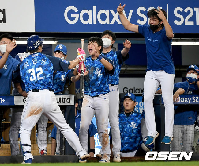 26일 오후 대구 삼성라이온즈파크에서 ‘2021 신한은행 SOL KBO리그’ 삼성 라이온즈와 LG 트윈스의 더블헤더 2차전 경기가 열렸다.5회말 2사 1, 2루 삼성 최영진이 역전 3점 홈런을 날린 뒤 더그아웃에서 동료 선수들과 기쁨을 나누고 있다. 2021.06.26 /ksl0919@osen.co.kr