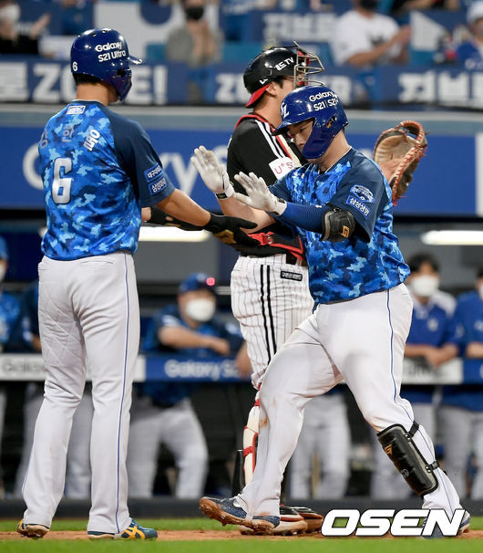 26일 오후 대구 삼성라이온즈파크에서 ‘2021 신한은행 SOL KBO리그’ 삼성 라이온즈와 LG 트윈스의 더블헤더 2차전 경기가 열렸다.4회말 1사 1루 삼성 김민수가 2점 홈런을 날린 뒤 홈에서 강한울과 하이파이브를 하고 있다. 2021.06.26 /ksl0919@osen.co.kr