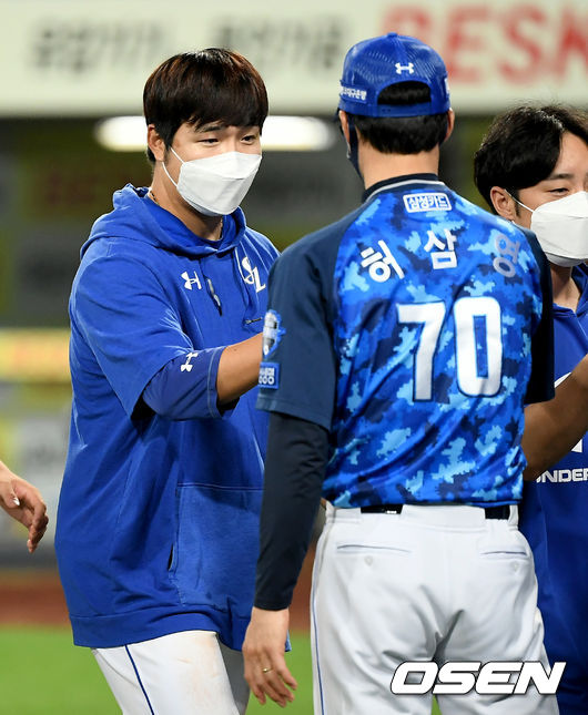 삼성 라이온즈의 '명품 조연' 김민수(포수)와 최영진(내야수)이 해결사로 깜짝 변신해 도쿄 올림픽 대표팀의 좌완 에이스 차우찬을 격파하는데 앞장섰다. 김민수와 최영진은 26일 대구삼성라이온즈파크에서 열린 LG와의 더블헤더 2차전에서 나란히 홈런을 터뜨리는 등 해결사를 자처했다. 삼성은 LG를 10-7로 꺾고 더블헤더 1차전 패배를 설욕했다. 승리가 확정된 순간 삼성 최영진, 허삼영 감독이 기쁨을 나누고 있다. 2021.06.26 /ksl0919@osen.co.kr