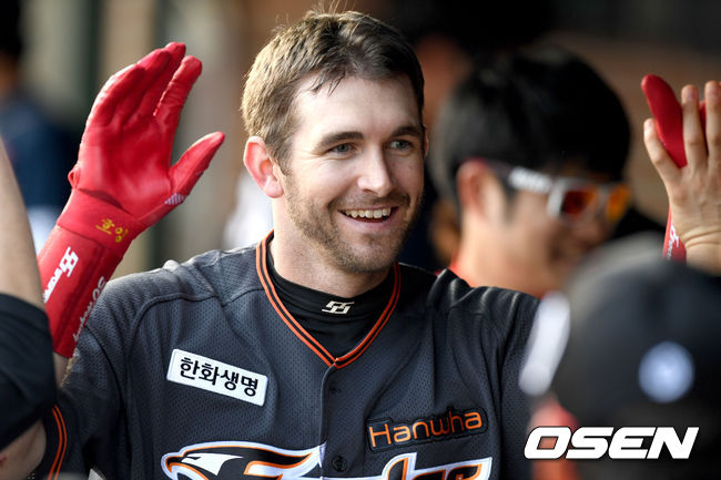 호잉이 홈런을 치고 더그아웃 동료들과 기뻐하고 있다. /dreamer@osen.co.kr