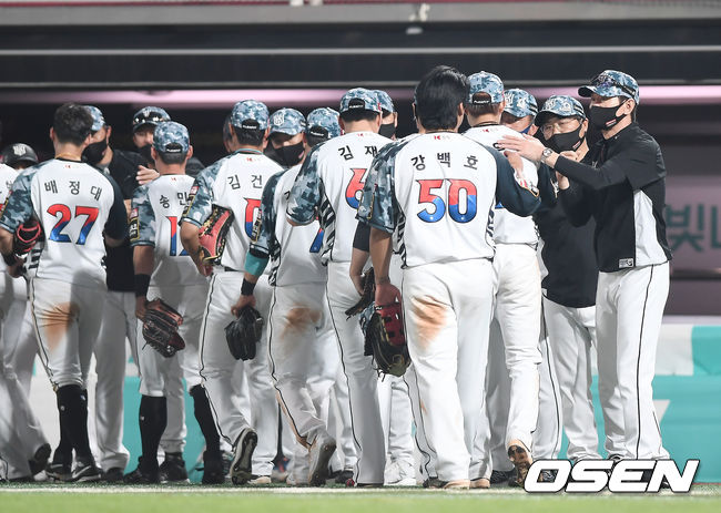 승리를 거둔 KT 이강철 감독이 선수들과 기뻐하고 있다. 2021.06.24