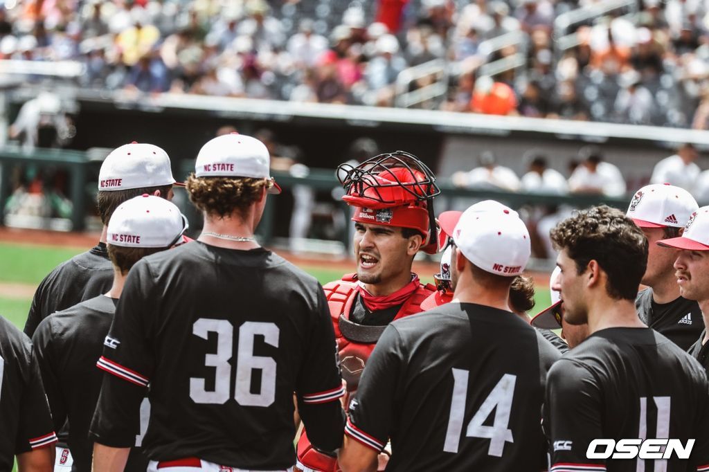 [사진] 26일(한국시간) 벌어진 컬리지 월드 시리즈 4강전 밴더빌트와의 경기에 앞서 NC 스테이트 선수들이 모여 대화를 나누고 있는 모습. <NC 스테이트 야구팀 공식 트위터 캡처>