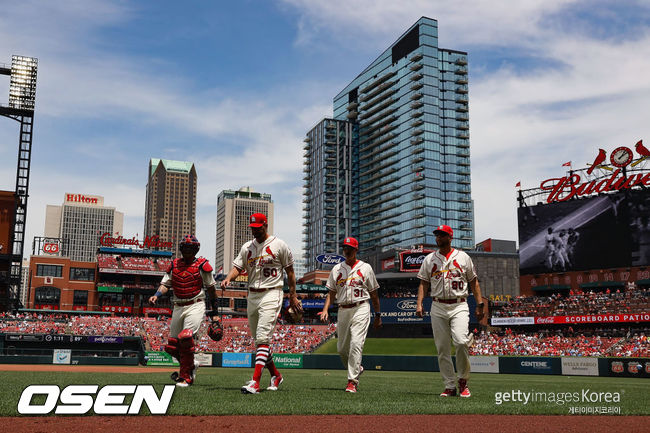 [사진] 세인트루이스는 2021년 6월 27일(한국시간) 미국 미주리주 세인트루이스 부시 스타디움에서 열린 ‘2021 메이저리그’ 피츠버그 파이어리츠와 홈경기에서 3-1 승리를 거뒀다.  ⓒGettyimages(무단전재 및 재배포 금지)