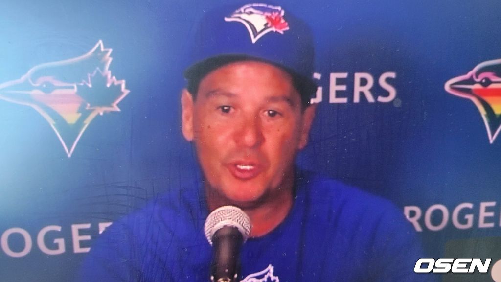 [사진] 토론토 블루제이스의 찰리 몬토요 감독이 27일(한국시간) 세일렌 필드에서 벌어진 볼티모어와의 경기에서 대승을 거둔 뒤 화상 인터뷰를 하고 있다. <토론토 블루제이스 구단 제공 영상 캡처>