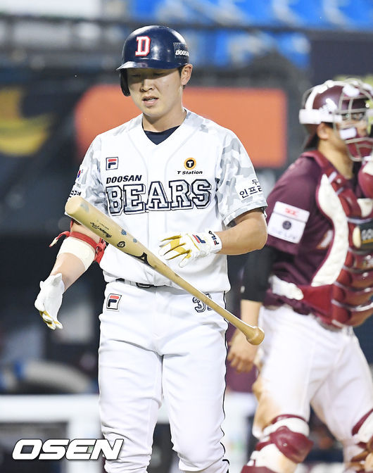 5회말 2사 두산 정수빈이 타석에서 헛스윙 삼진 아웃을 당한 후 아쉬워하고 있다. 21.06.24 /rumi@osen.co.kr