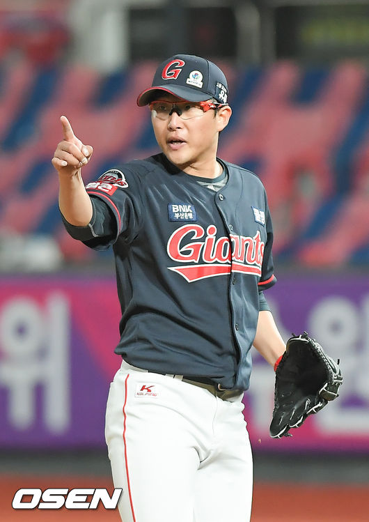 완봉승 거둔 롯데 선발투수 박세웅이 손짓을 하며 기뻐하고 있다. 21.06.04 / soul1014@osen.co.kr
