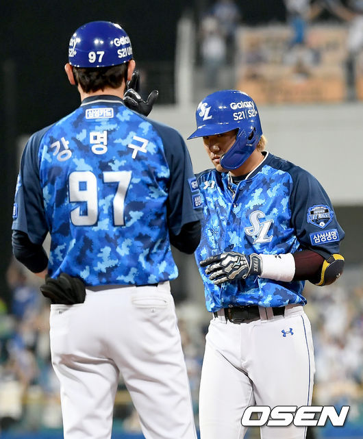 26일 오후 대구 삼성라이온즈파크에서 ‘2021 신한은행 SOL KBO리그’ 삼성 라이온즈와 LG 트윈스의 더블헤더 2차전 경기가 열렸다.7회초 2사 1, 2루 LG 이천웅의 1루수 맞는 땅볼 때 삼성 2루수 김상수가 타구를 처리했다. 주자 이천웅 투수 1루 터치 아웃. 8회말 무사 1, 2루 삼성 김상수가 1타점 적시타를 날린 뒤 세레모니를 하고 있다. 2021.06.26 /ksl0919@osen.co.kr